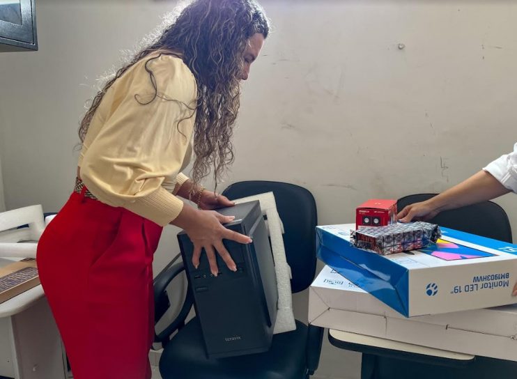 Prefeita Cordélia Torres fortalece Secretaria de Assistência Social com entrega de dezenas de computadores 16