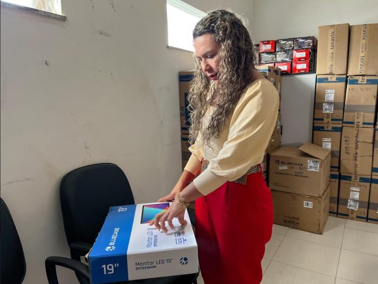 Prefeita Cordélia Torres fortalece Secretaria de Assistência Social com entrega de dezenas de computadores 15