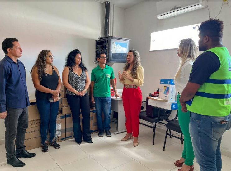 Prefeita Cordélia Torres fortalece Secretaria de Assistência Social com entrega de dezenas de computadores 12