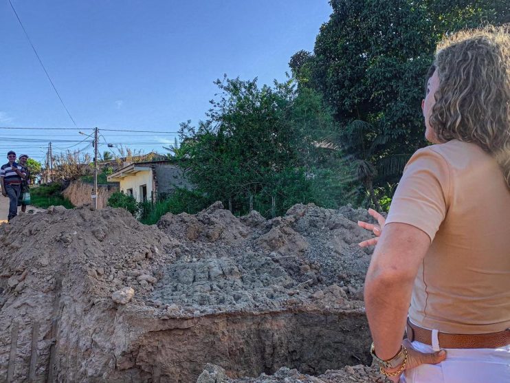 Eunápolis: prefeita Cordélia Torres supervisiona obra no bairro Dinah Borges 17