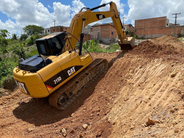 Eunápolis: prefeita Cordélia Torres supervisiona obra no bairro Dinah Borges 10