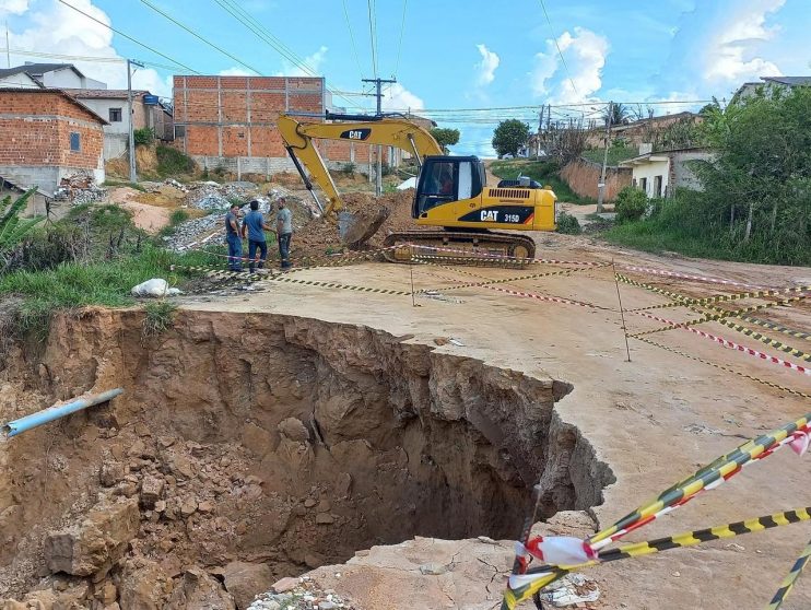 Eunápolis: prefeita Cordélia Torres supervisiona obra no bairro Dinah Borges 13