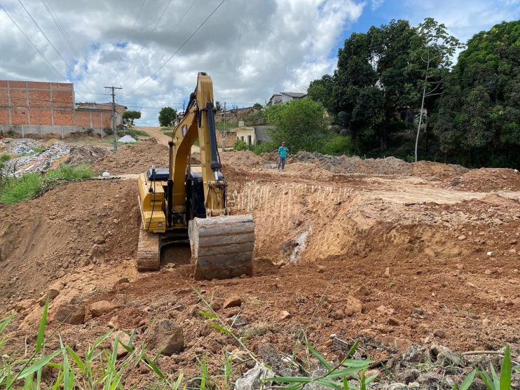 Eunápolis: prefeita Cordélia Torres supervisiona obra no bairro Dinah Borges 12