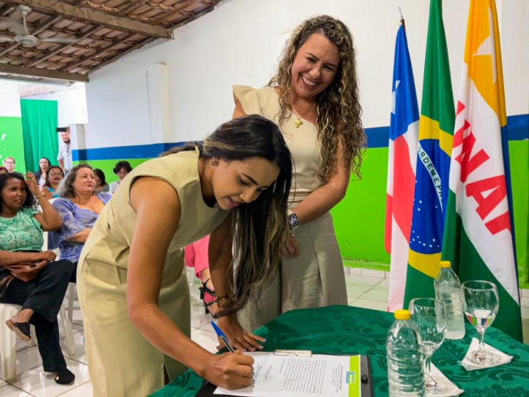 Prefeita Cordélia Torres empossa conselheiros tutelares em Eunápolis 17