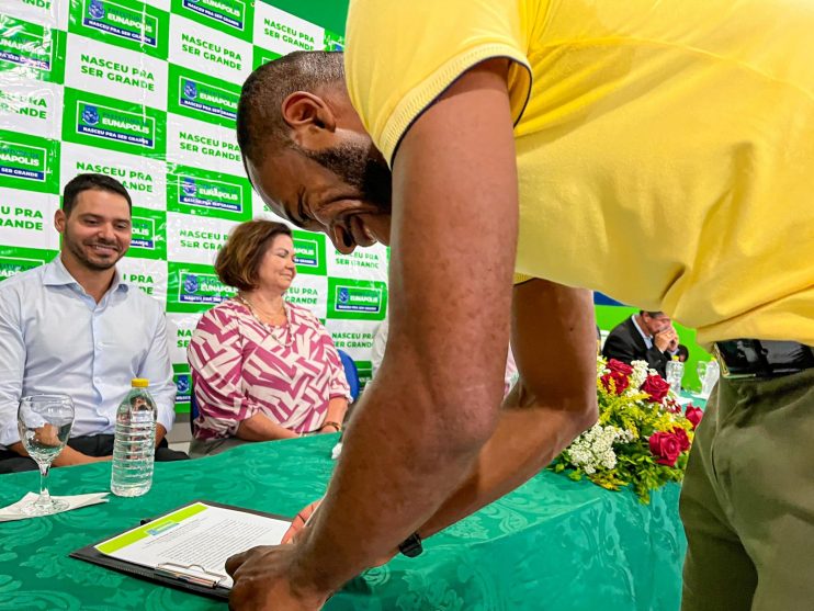 Prefeita Cordélia Torres empossa conselheiros tutelares em Eunápolis 11