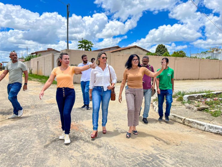 WhatsApp Image 2024-01-11 at 14.18.48 Prefeita Cordélia Torres inspeciona equipamentos públicos em requalificação no distrito da Colônia 11