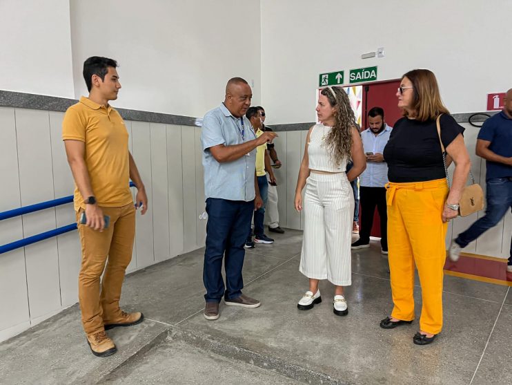 Prefeita Cordélia Torres autoriza intervenções estruturais durante visita ao Colégio Clériston Andrade 18