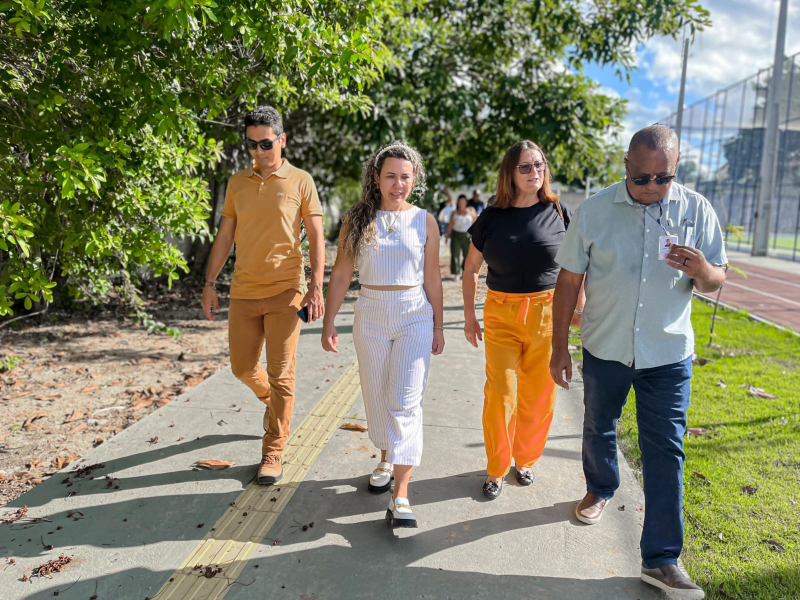 Prefeita Cordélia Torres autoriza intervenções estruturais durante visita ao Colégio Clériston Andrade 5