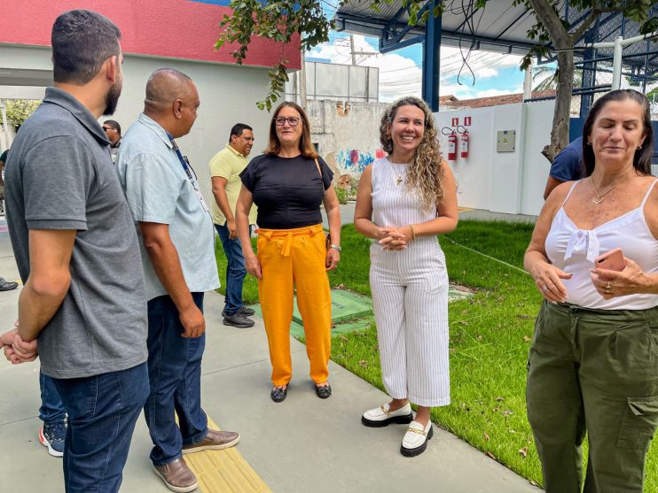 WhatsApp Image 2024-01-15 at 18.25.03 Prefeita Cordélia Torres autoriza intervenções estruturais durante visita ao Colégio Clériston Andrade 15