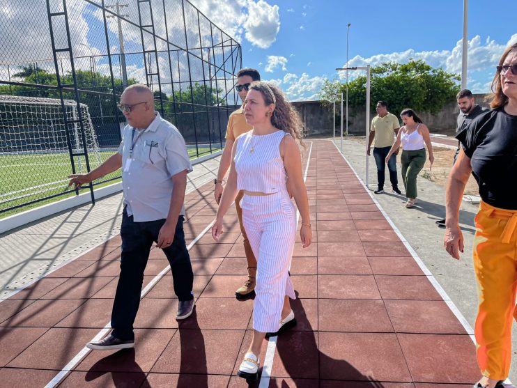 WhatsApp Image 2024-01-15 at 18.25.04 (1) Prefeita Cordélia Torres autoriza intervenções estruturais durante visita ao Colégio Clériston Andrade 11