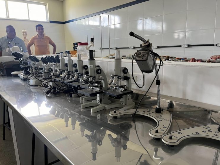 WhatsApp Image 2024-01-15 at 18.25.04 Prefeita Cordélia Torres autoriza intervenções estruturais durante visita ao Colégio Clériston Andrade 12