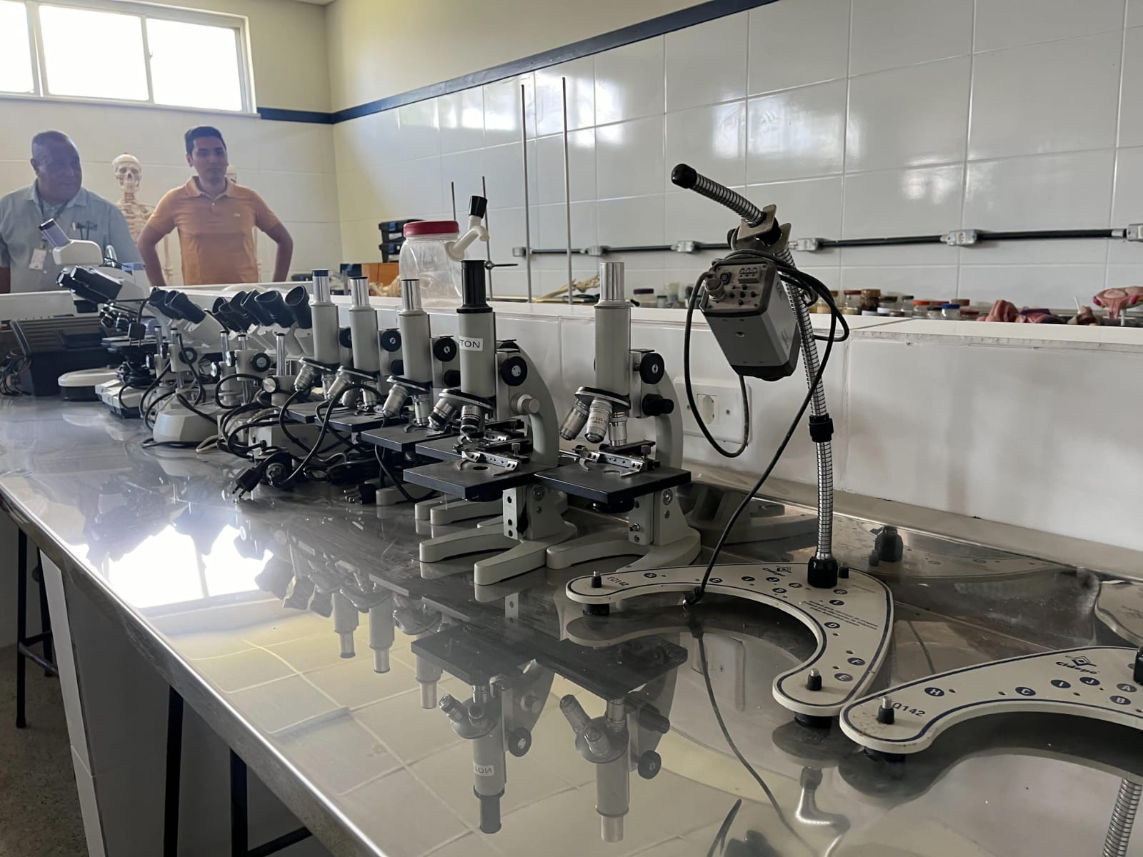 Prefeita Cordélia Torres autoriza intervenções estruturais durante visita ao Colégio Clériston Andrade 8