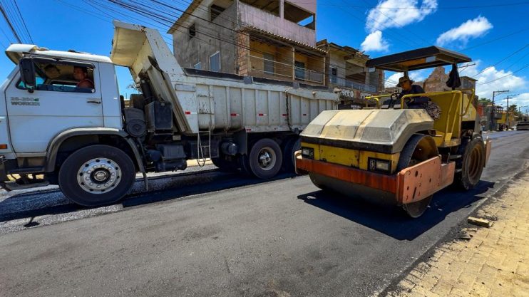 Asfalto chega à Rua José Fontana, no Baianão 16