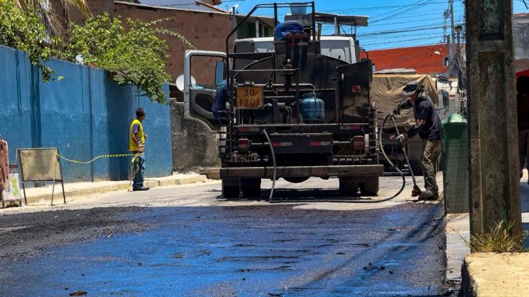 Asfalto chega à Rua José Fontana, no Baianão 17