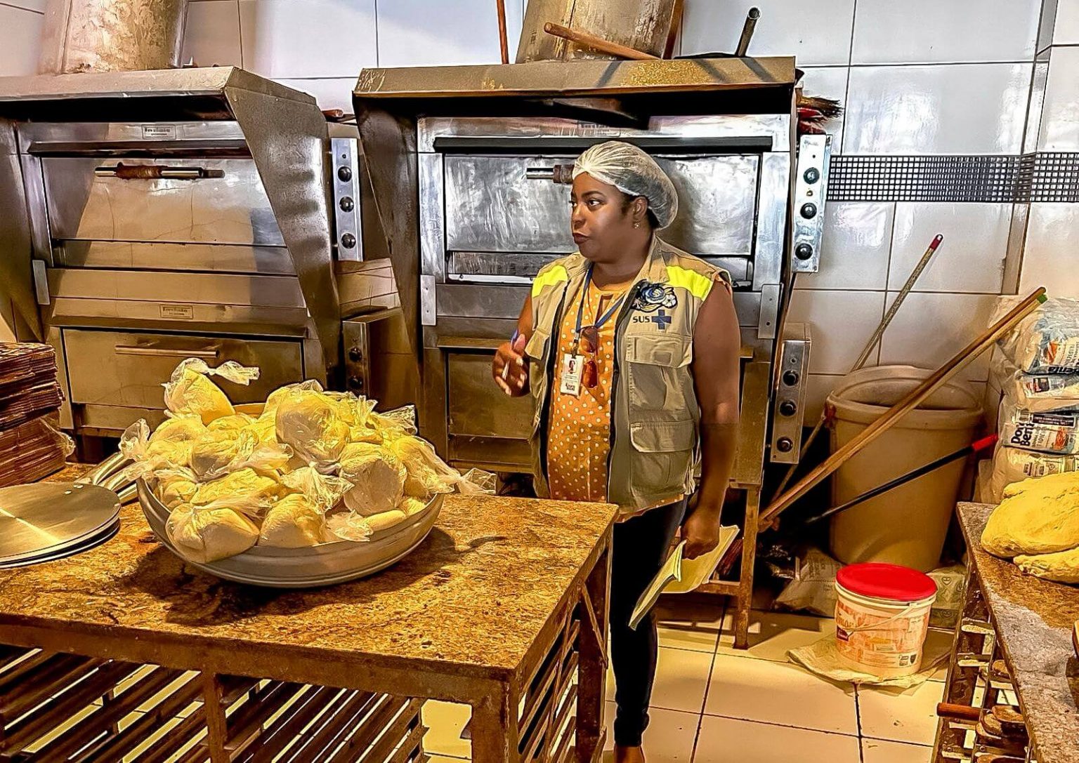 Vigilância Sanitária fiscaliza e orienta a venda de alimentos no verão Vigilância Sanitária fiscaliza e orienta a venda de alimentos no verão 8