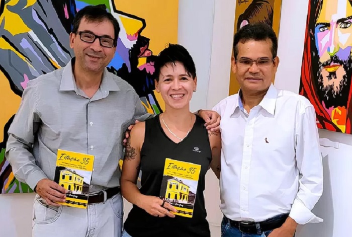 Faces de Cristo em cores vibrantes: Exposição de D’jane Silper encanta Teixeira de Freitas 5