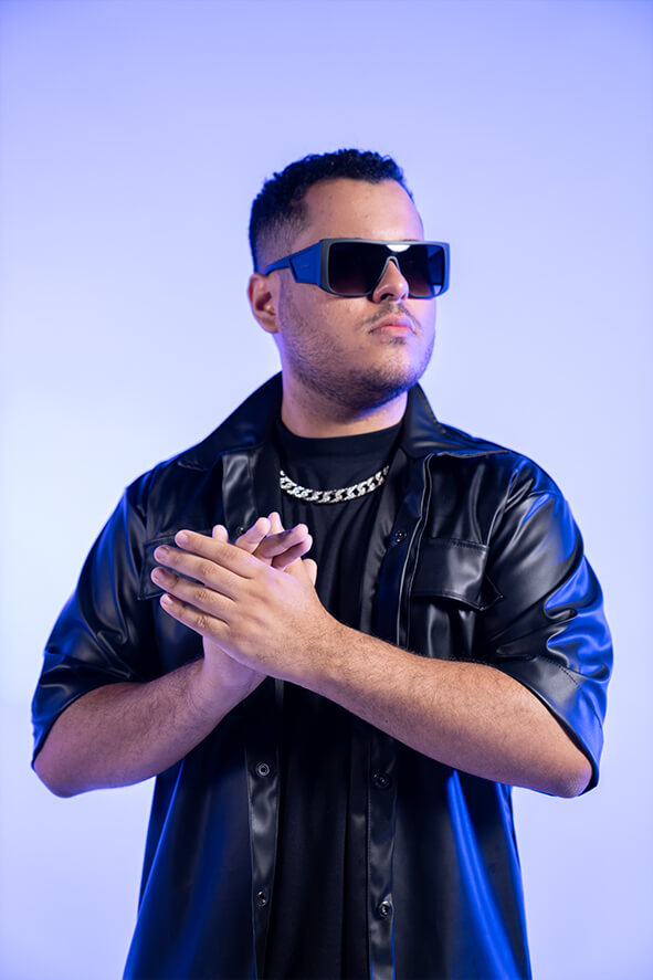 O Cantor Baiano Caio Santiago Lança mais uma música chamada "Tanto". 7