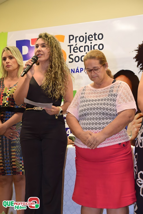 Prefeita Cordélia conduz formatura de moradores do Parque da Renovação que participaram de cursos do SENAI 17