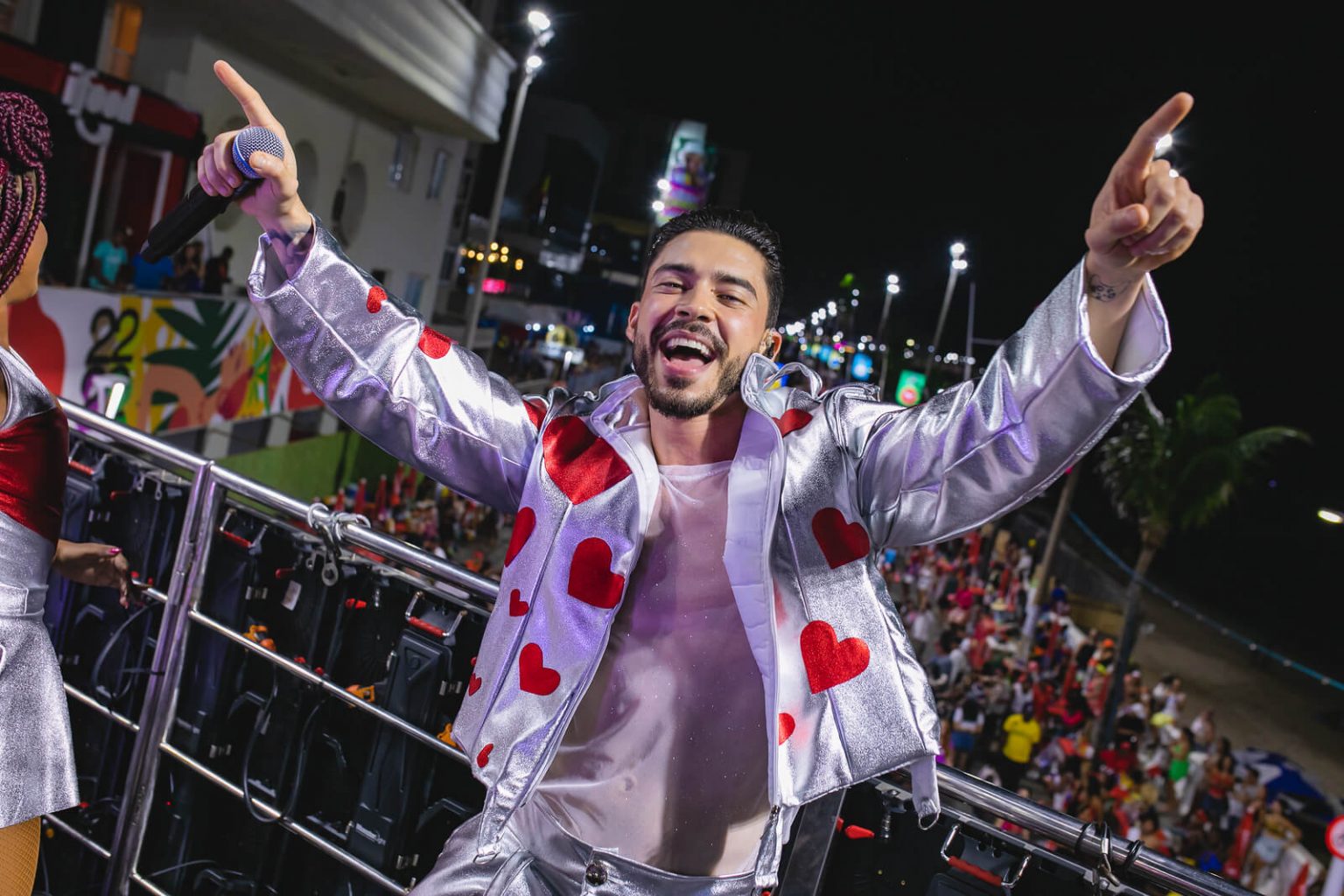 Papazoni arrasta multidão com hit “Eu Tive Um Amor”, no circuito Barra Ondina 7