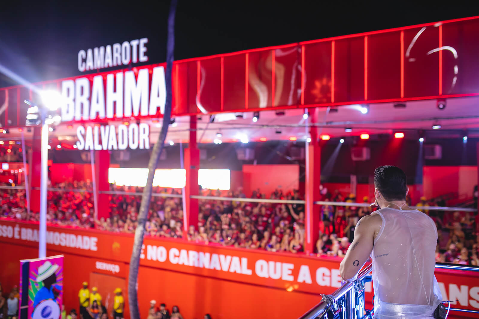 Papazoni arrasta multidão com hit “Eu Tive Um Amor”, no circuito Barra Ondina 83