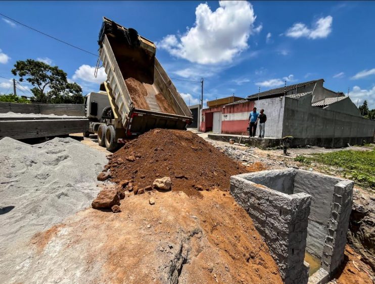 Obra de drenagem no bairro Juca Rosa recebe inspeção da prefeita Cordélia Torres 9