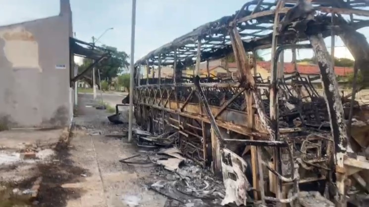 Ônibus da Brasileiro pega fogo no Centro de Belmonte 2