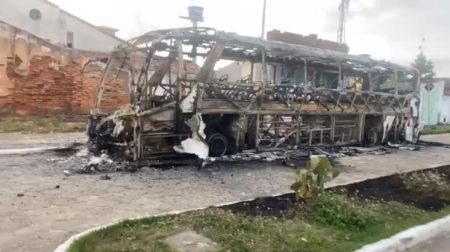 Ônibus da Brasileiro pega fogo no Centro de Belmonte 13