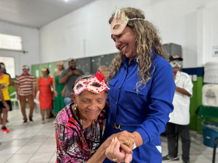 Prefeita Cordélia Torres prestigia Baile de Carnaval voltado especialmente aos idosos do CRAS Pequi 102