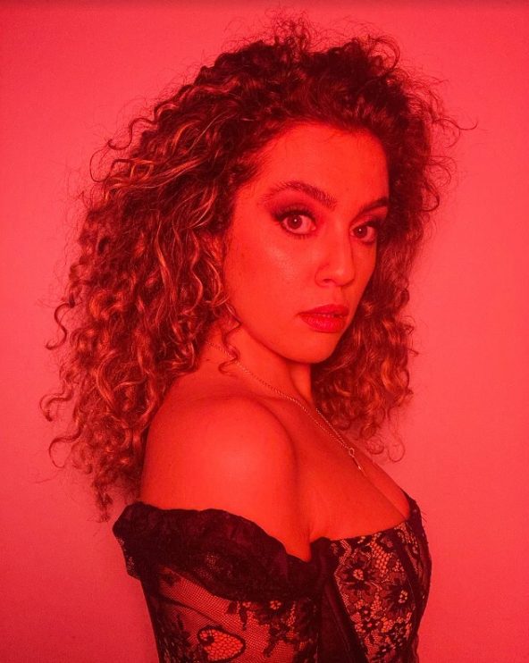 ELOISE VIOLA Chega com toda sua energia para te transportar para a pista de dança 4