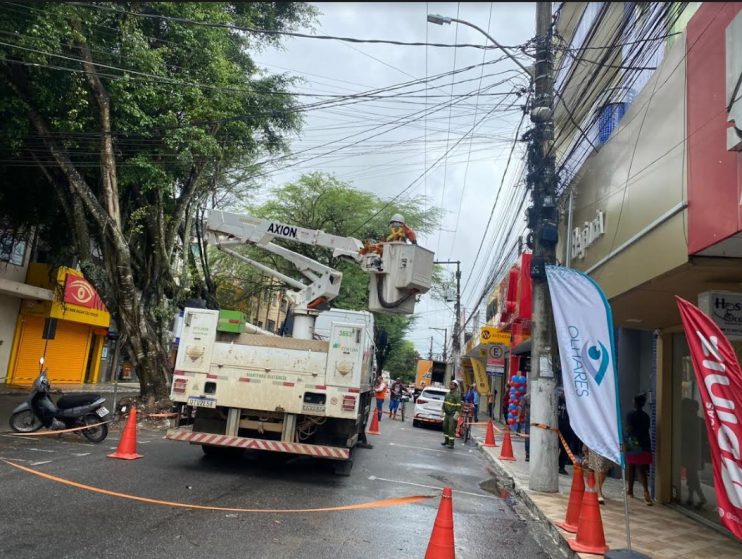 Força-tarefa da Prefeitura de Eunápolis remove árvore que inclinou no centro de Eunápolis durante chuvas 18