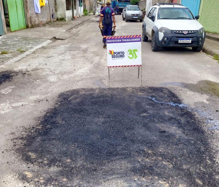 Ruas do bairro Paraguai recebem operação tapa-buracos 24