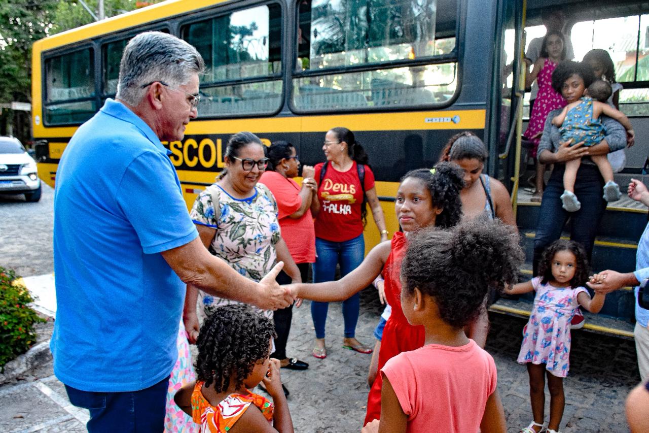 CRIANÇAS SE DIVERTEM NA CASA DO PREFEITO JÂNIO NATAL 6