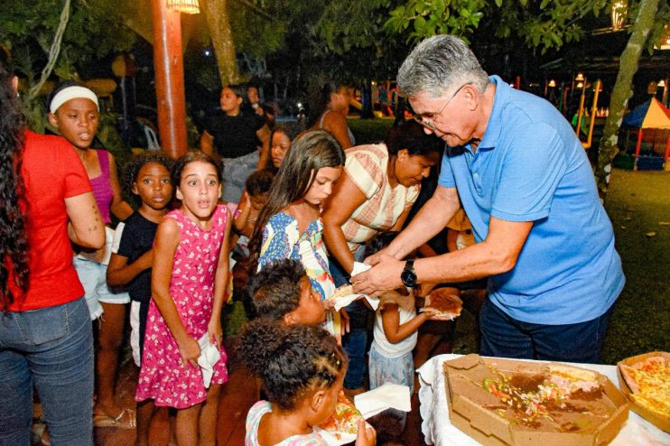 CRIANÇAS SE DIVERTEM NA CASA DO PREFEITO JÂNIO NATAL 13