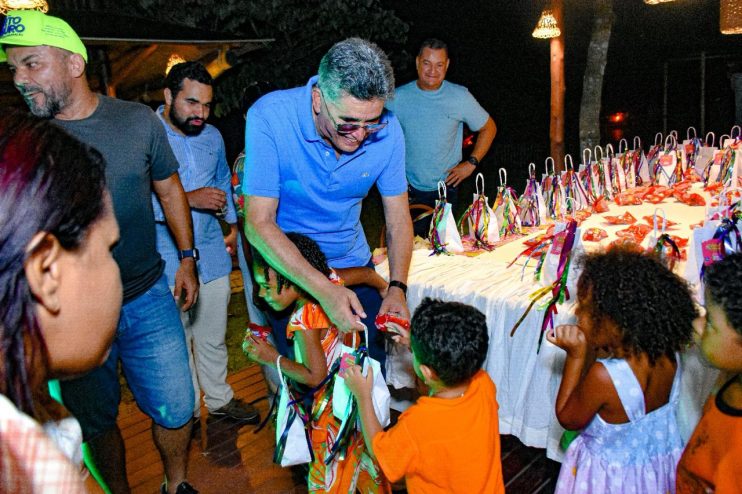 CRIANÇAS SE DIVERTEM NA CASA DO PREFEITO JÂNIO NATAL 12