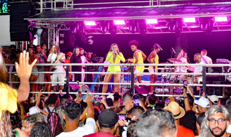 MULTIDÃO DE FOLIÕES TRANSFORMA A PASSARELA DA CULTURA EM UM MAR DE ALEGRIA COM A VINGADORA 25