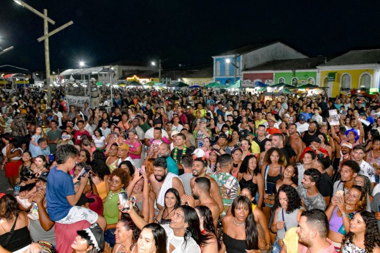 MULTIDÃO DE FOLIÕES TRANSFORMA A PASSARELA DA CULTURA EM UM MAR DE ALEGRIA COM A VINGADORA 22