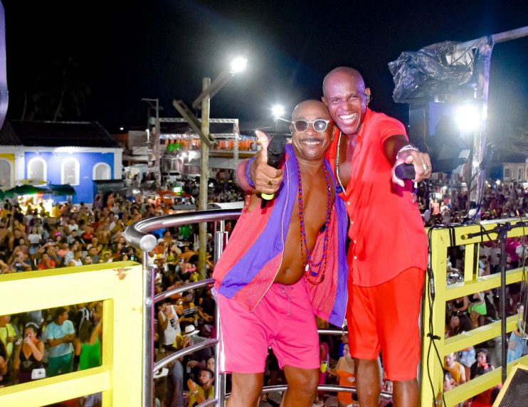 MULTIDÃO DE FOLIÕES TRANSFORMA A PASSARELA DA CULTURA EM UM MAR DE ALEGRIA COM A VINGADORA 21