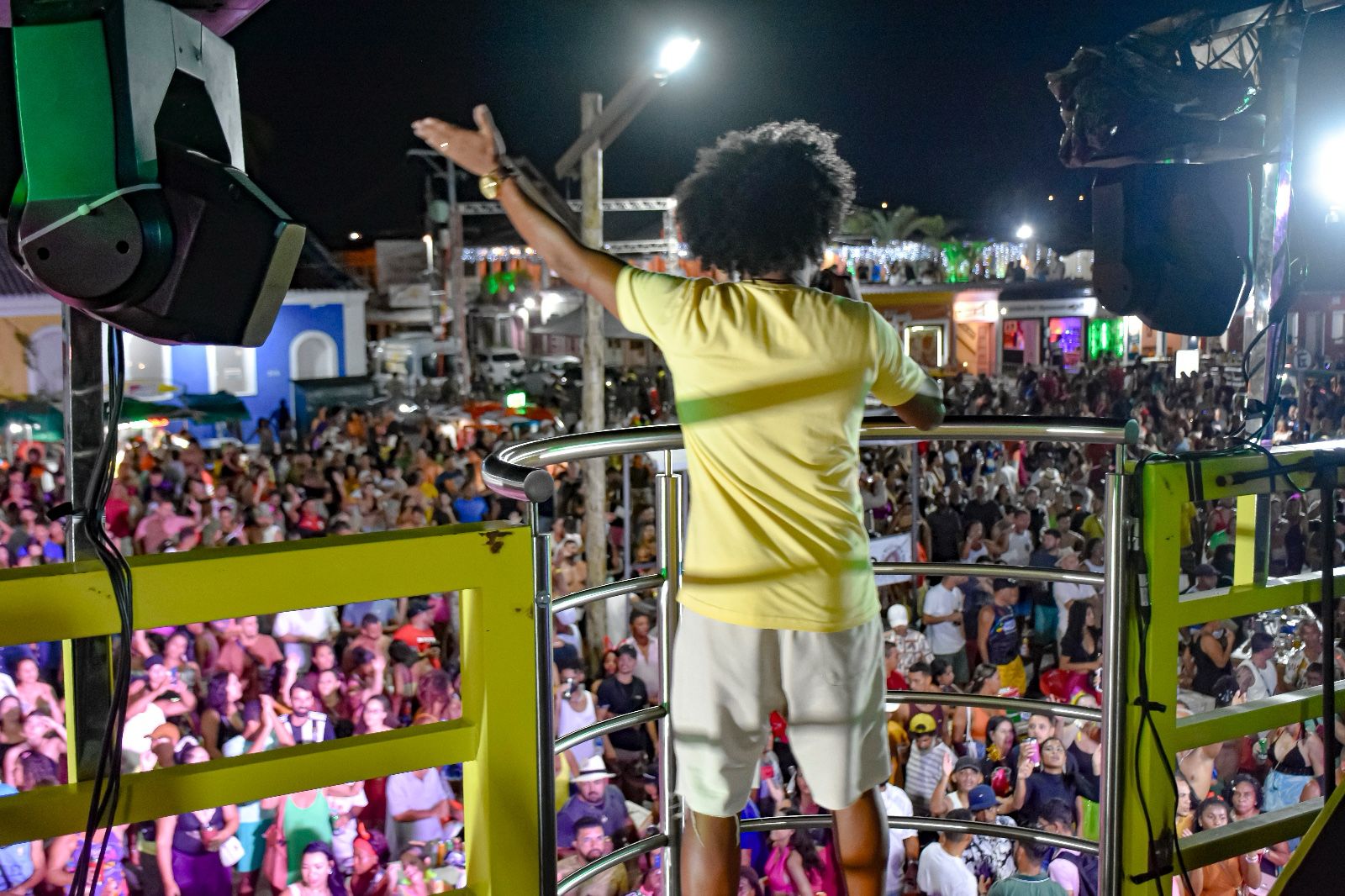 MULTIDÃO DE FOLIÕES TRANSFORMA A PASSARELA DA CULTURA EM UM MAR DE ALEGRIA COM A VINGADORA 26