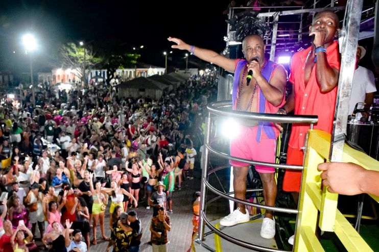MULTIDÃO DE FOLIÕES TRANSFORMA A PASSARELA DA CULTURA EM UM MAR DE ALEGRIA COM A VINGADORA 15