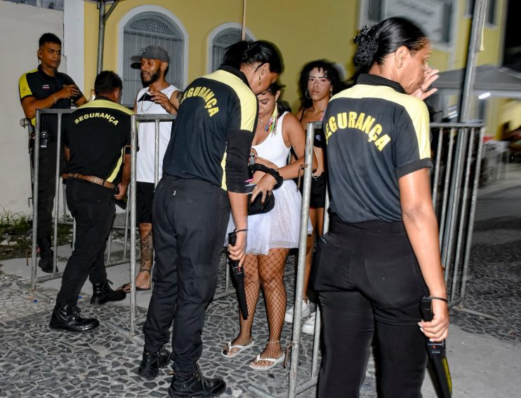MULTIDÃO DE FOLIÕES TRANSFORMA A PASSARELA DA CULTURA EM UM MAR DE ALEGRIA COM A VINGADORA 12