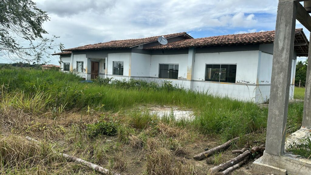 Moradores da comunidade do Ubú denunciam condições precárias do Colégio Municipal que atende a localidade. 26