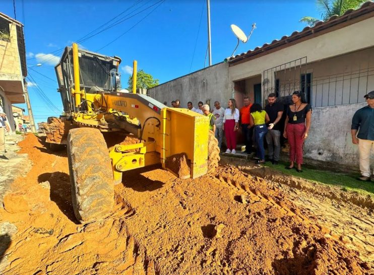 Prefeita Cordélia inspeciona diversas ruas do bairro Alecrim 2 durante processo de pavimentação 4