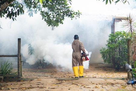Mutirão contra a dengue descarta focos do mosquito em residências e pontos comerciais da comunidade de Mangabeira 7