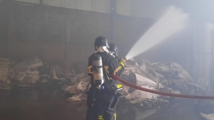 Incêndio atinge galpão de armazenamento de café em Itabela 4