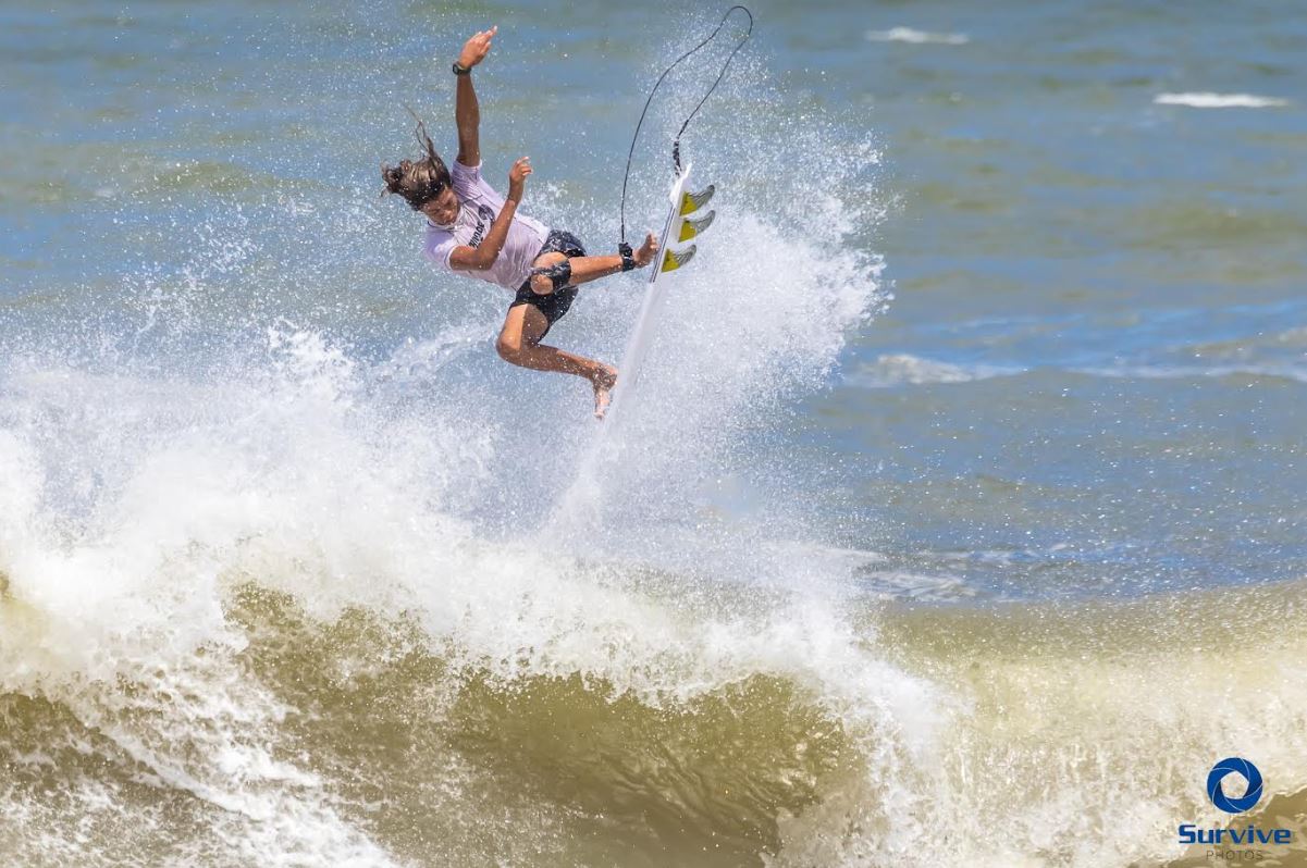Altas ondas e atletas entregando tudo em uma estreia alucinante do Baiano de Surf 2024 na Praia da Tiririca 6