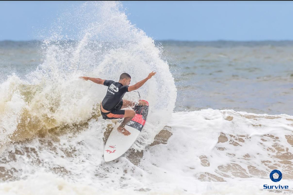 Altas ondas e atletas entregando tudo em uma estreia alucinante do Baiano de Surf 2024 na Praia da Tiririca 10