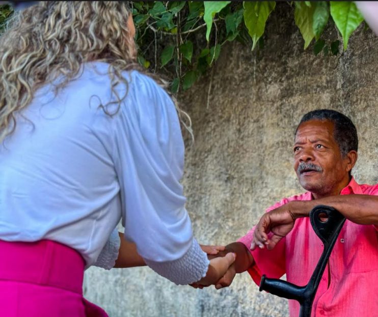 Prefeita Cordélia inspeciona diversas ruas do bairro Alecrim 2 durante processo de pavimentação 17