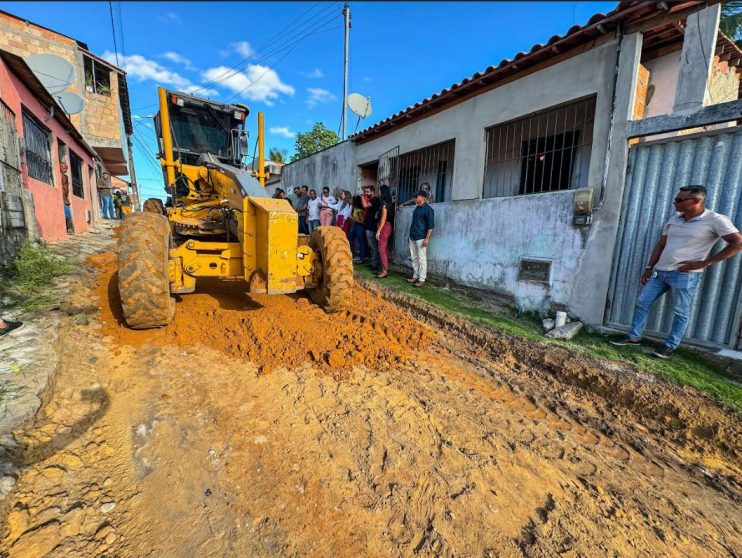 Prefeita Cordélia inspeciona diversas ruas do bairro Alecrim 2 durante processo de pavimentação 11