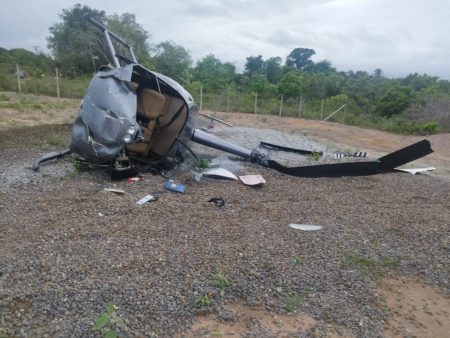 Helicóptero cai em Caraíva; piloto e passageiros sobrevivem 8