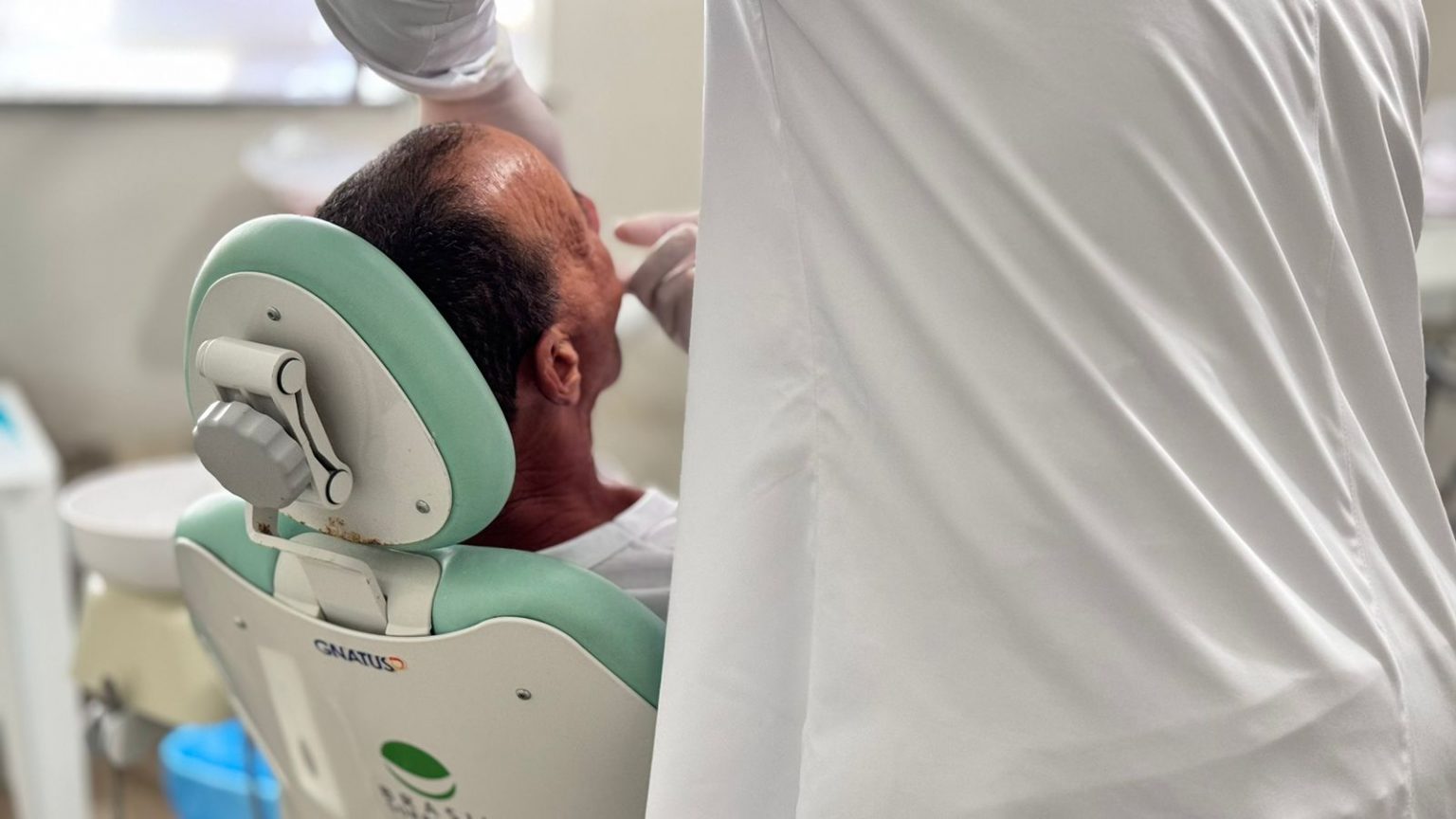 Programa Voltando a Sorrir beneficia centenas de moradores com a entrega de próteses dentárias em Itagimirim 9